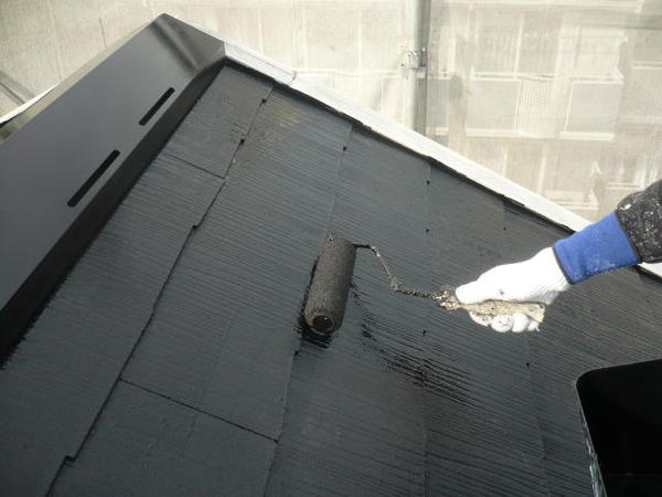 西尾市 Ｊアパート I棟 外壁塗装 屋根塗装 シリコンコース上塗り塗装中