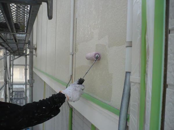 西尾市 Ｊアパート I棟 外壁塗装 屋根塗装 シリコンコース外壁下塗り塗装中