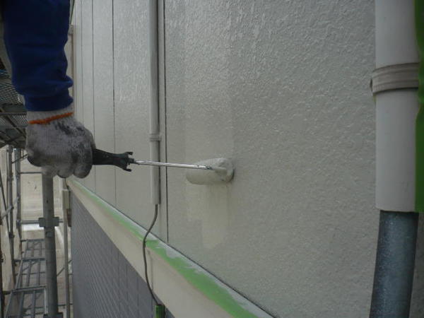 西尾市 Ｊアパート I棟 外壁塗装 屋根塗装 シリコンコース外壁上塗り塗装中