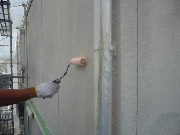 西尾市 Ｊアパート J棟 外壁塗装 屋根塗装 シリコンコース外壁シーラー塗装中