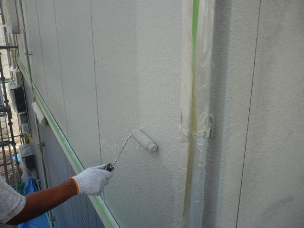 西尾市 Ｊアパート J棟 外壁塗装 屋根塗装 シリコンコース外壁上塗り塗装中