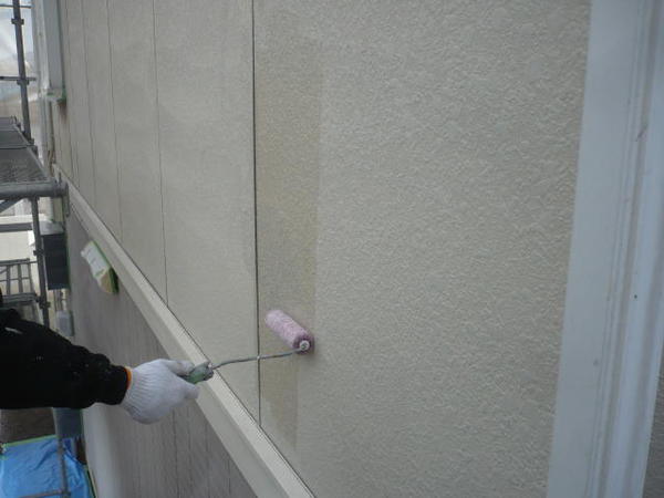 西尾市 Ｊアパート K棟 外壁塗装 屋根塗装 シリコンコース下塗り塗装中
