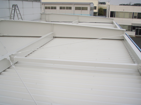 豊田市　S社様　屋根塗装　シリコンコース中塗り完了