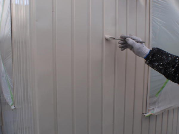 岡崎市 K社様 事務所棟屋根塗装 外壁塗装 シリコンコース外壁上塗り中