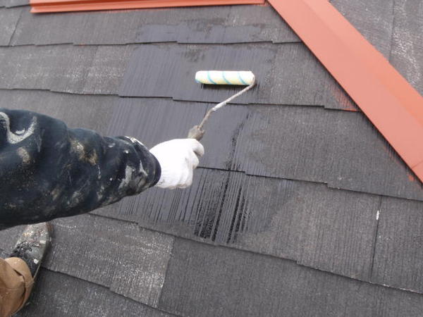 高浜市　M様邸　戸建　外壁塗装　屋根塗装　シリコンコースシーラー塗装中