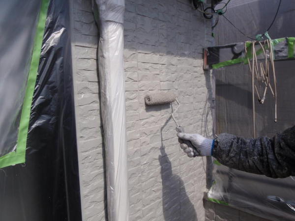 高浜市　M様邸　戸建　外壁塗装　屋根塗装　シリコンコース外壁上塗り塗装中