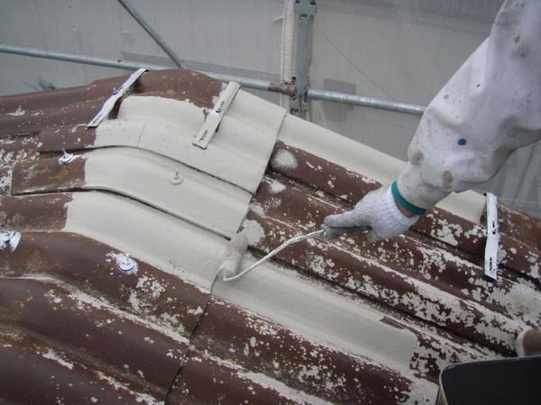 岡崎市　Ｋ社様　外壁塗装　屋根塗装　シリコンコース屋根中塗り塗装中