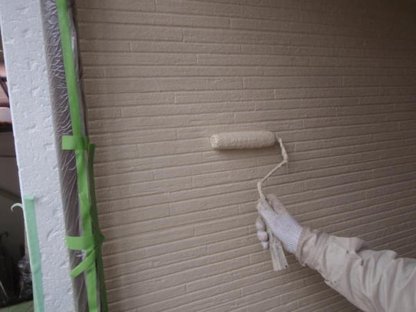豊田市　O様邸　戸建　屋根塗装　外壁塗装　遮熱断熱コース外壁上塗り塗装中