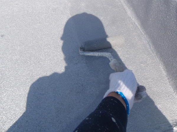 安城市　Ｍ事務所　外壁塗装　屋根防水ﾄｯﾌﾟｺｰﾄ　無機コース屋根上塗り塗装中