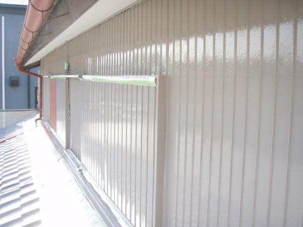 岡崎市 Ｈ様邸　戸建　 外壁塗装 トタン シリコンコース中塗り完了2