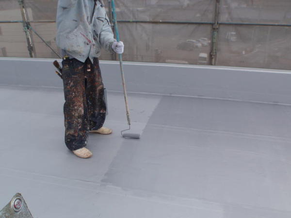 名古屋市　アパートメゾンＭ　屋根防水ﾄｯﾌﾟ　外壁塗装　シリコンコース防水ﾄｯﾌﾟ上塗り塗装中