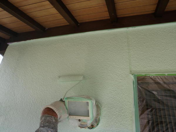 知立市　Ｋ様　戸建　外壁塗装　シリコンコース上塗リ塗装中
