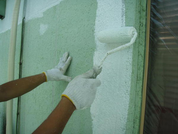豊田市　Mサロン　戸建　外壁塗装　シリコンコース下塗り塗装中外壁