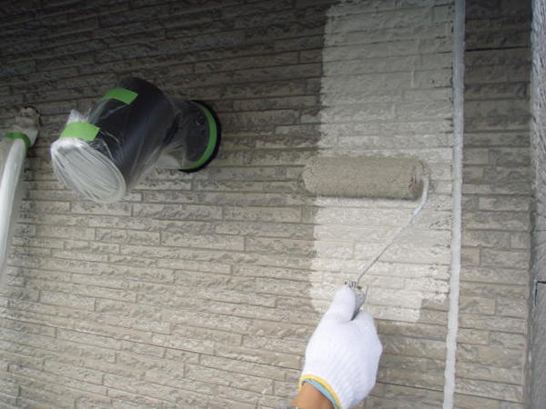 刈谷市　Ｈ様邸　戸建　外壁塗装　シリコンコース中塗り塗装中
