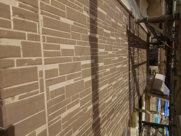 豊田市 N様邸 戸建 屋根・壁塗装 多彩模様コース　外壁塗装　中塗り凸部分塗装完了