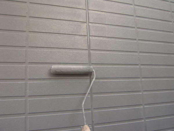 西尾市 Ｊアパート G棟 外壁塗装 屋根塗装 シリコンコース外壁上塗り塗装中