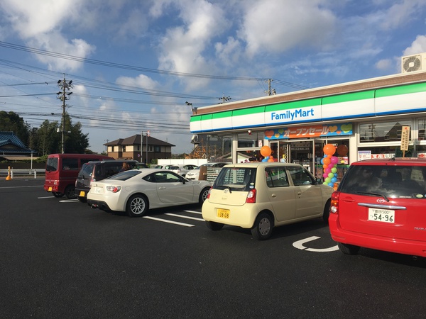 会社近くの、看板前にファミリーマートができました。ファミマ